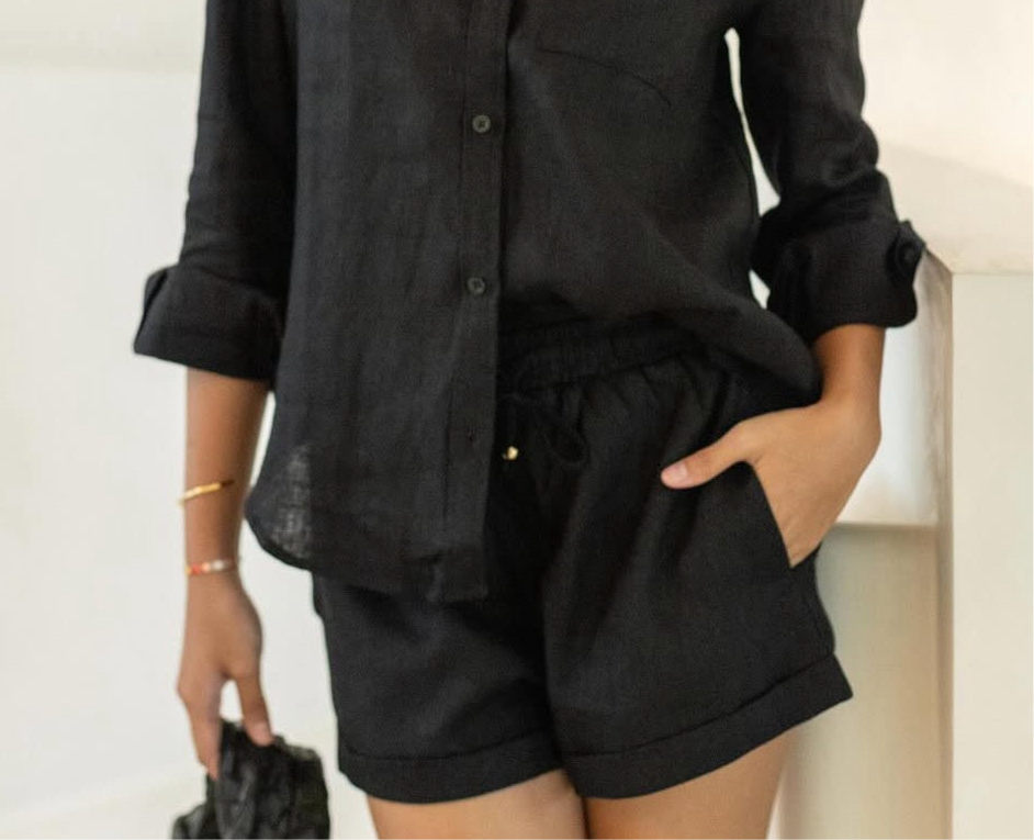 Classic Linen Shorts in Black